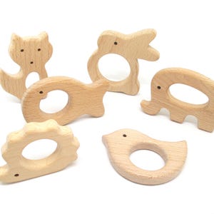 Mordedor de animales en madera natural en bruto.