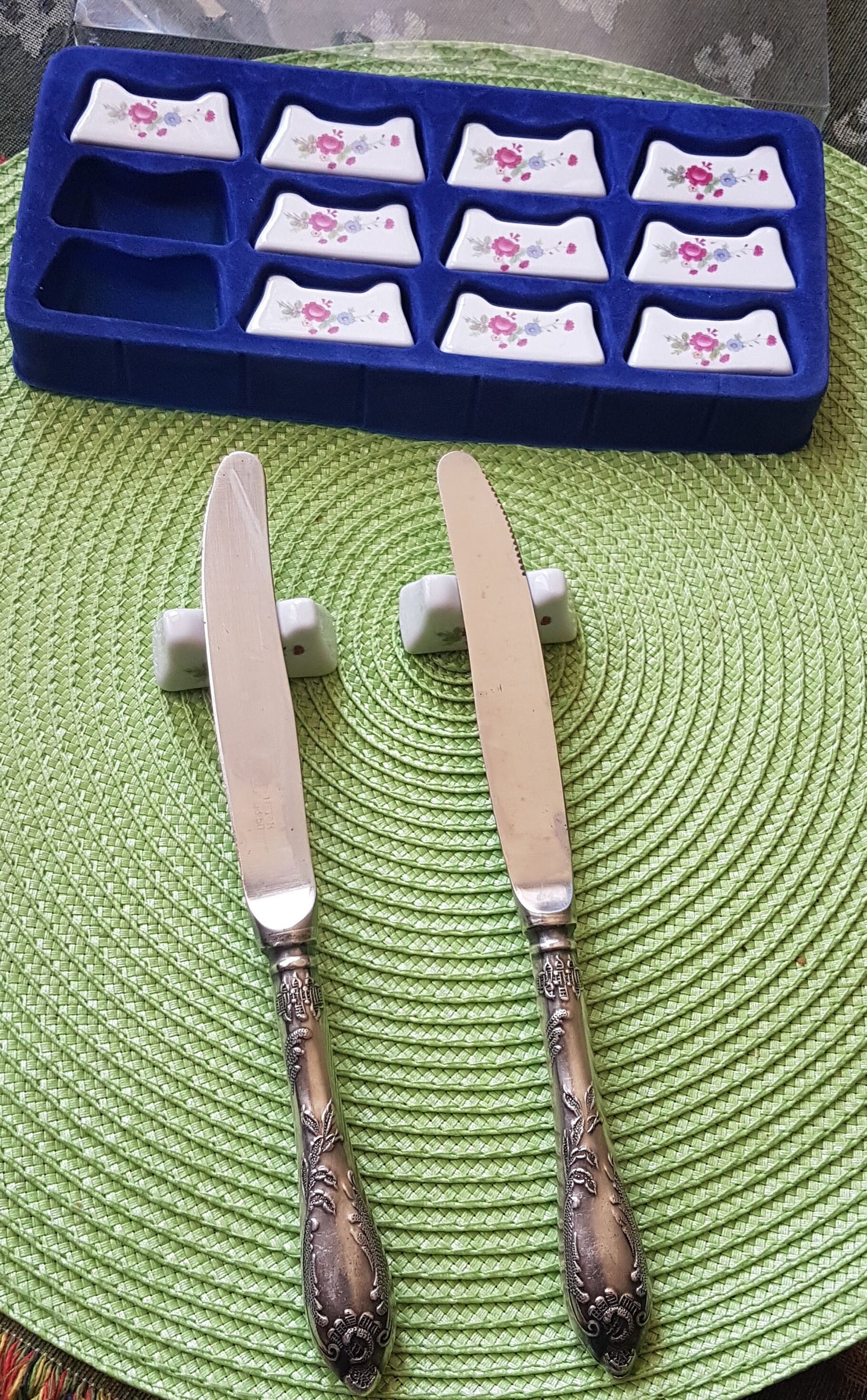 Portes Couteaux 12 Vintage en Porcelaine Française. Blanc, Motif Floral Rose, Bleu Sculptée Bouquet 