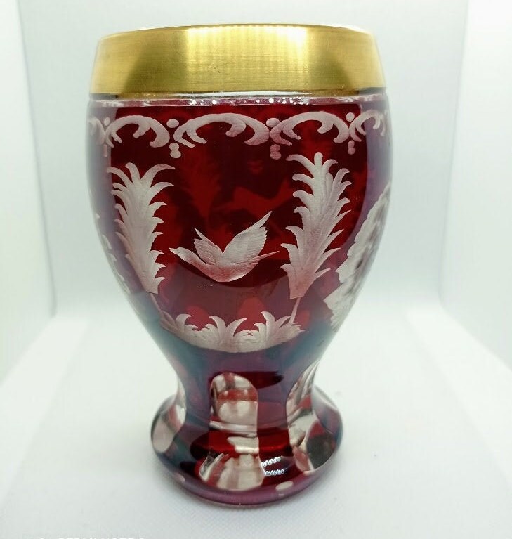 Cristal Vintage Boho Egermann Ruby Red Cut To Clear Entched Cristal Oiseau/Cerf Vase, Art en Réalisé