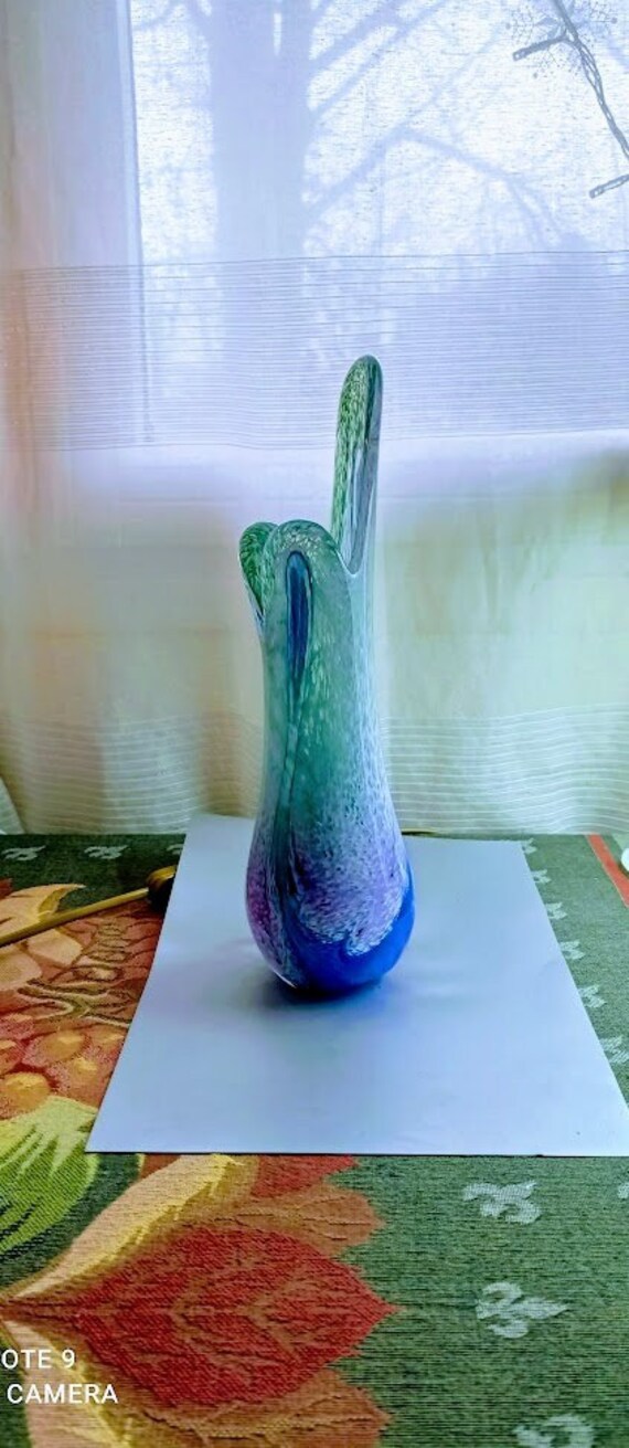 Un Vase Étiré Vintage, Soufflé à La Main, Murano d'italie, en Verre Bleu, Vert, Violet Trois Doigts,