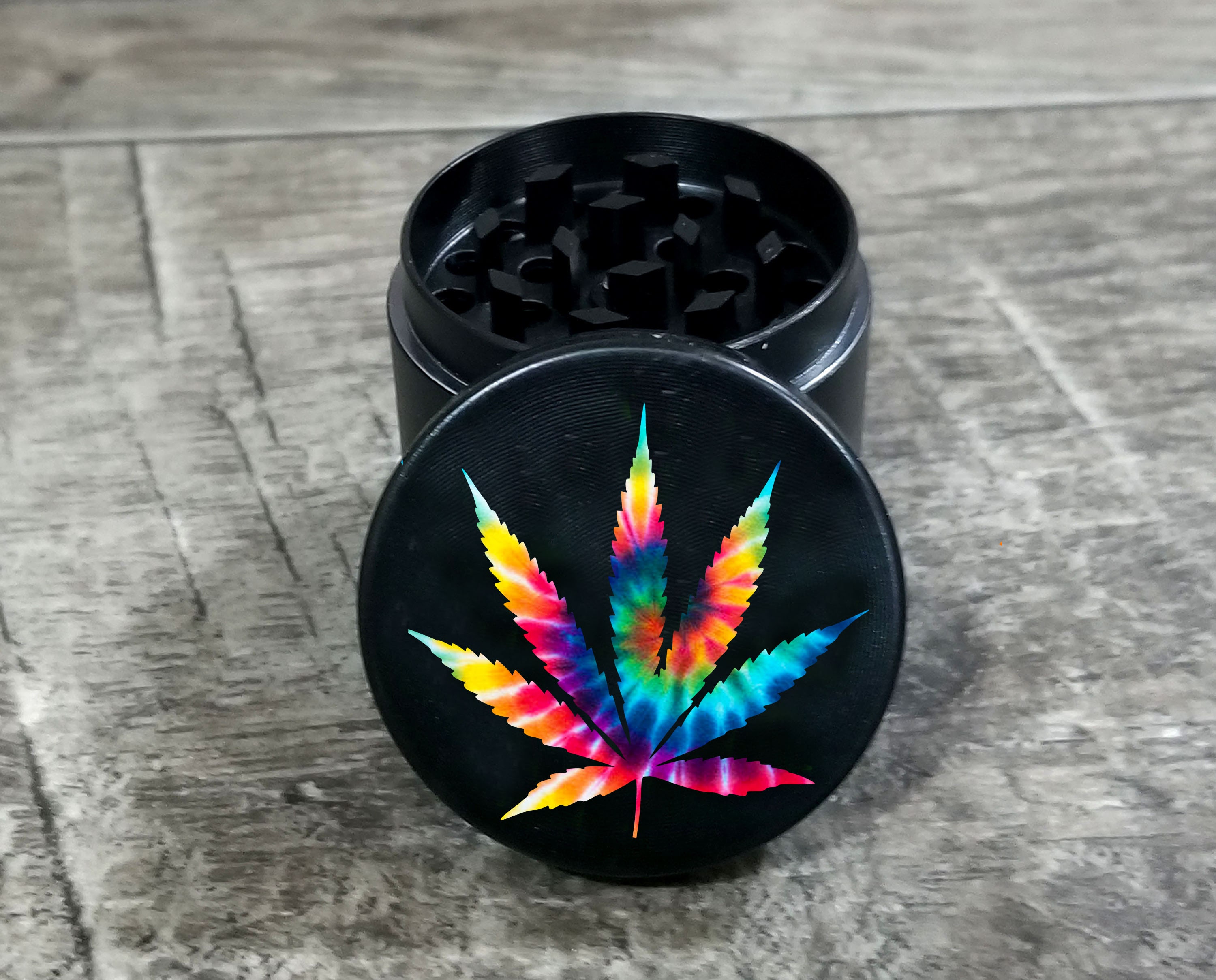 Amoladora de hierbas de hoja de cannabis tie dye, amoladora de marihuana de  cuatro piezas de aleación de zinc, regalo de 420 stoner, accesorios para  fumadores de marihuana -  México
