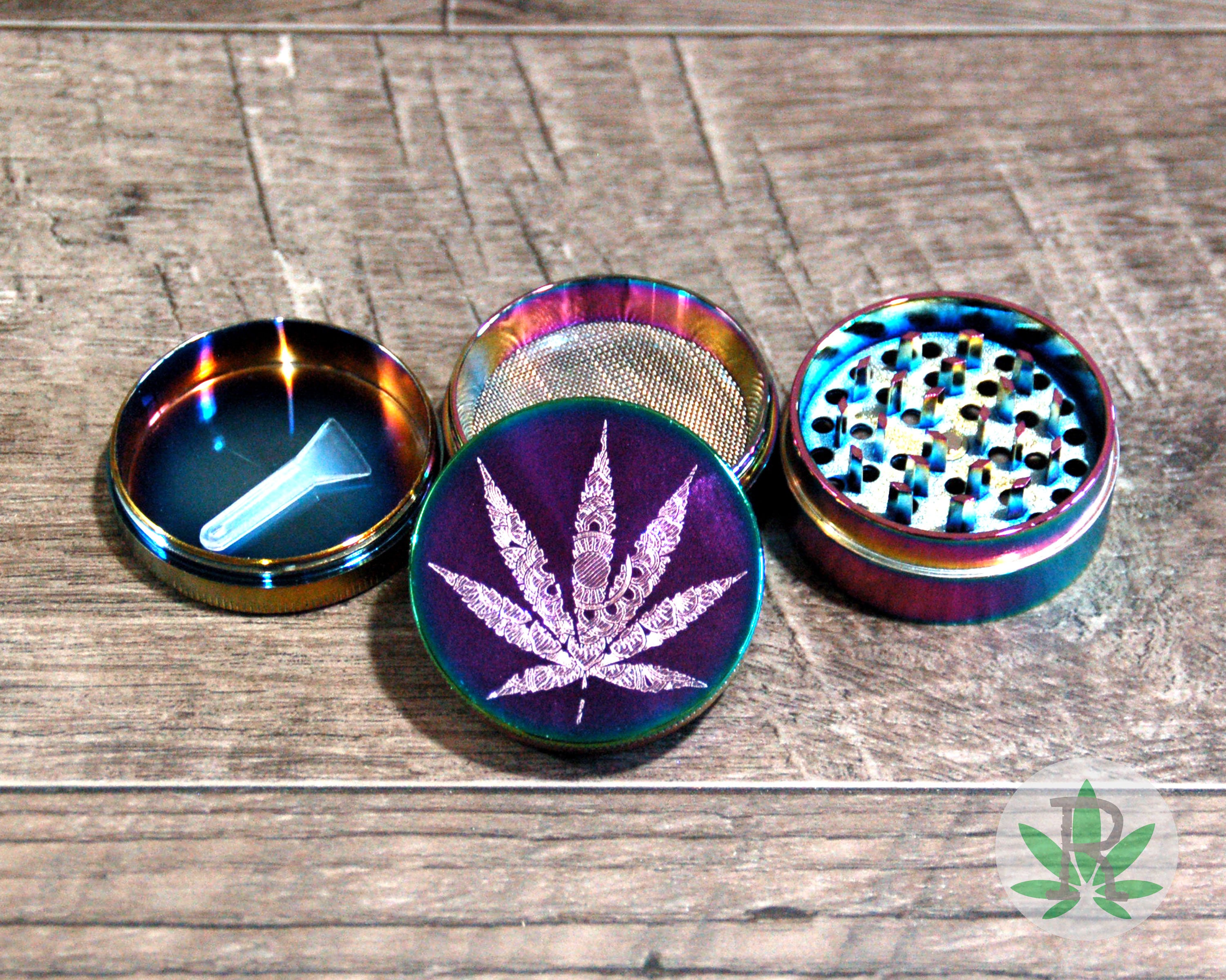 Colorido arco iris Herb Grinder con grabado hoja de cannabis