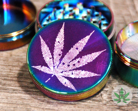 Colorido arco iris Herb Grinder con grabado hoja de cannabis