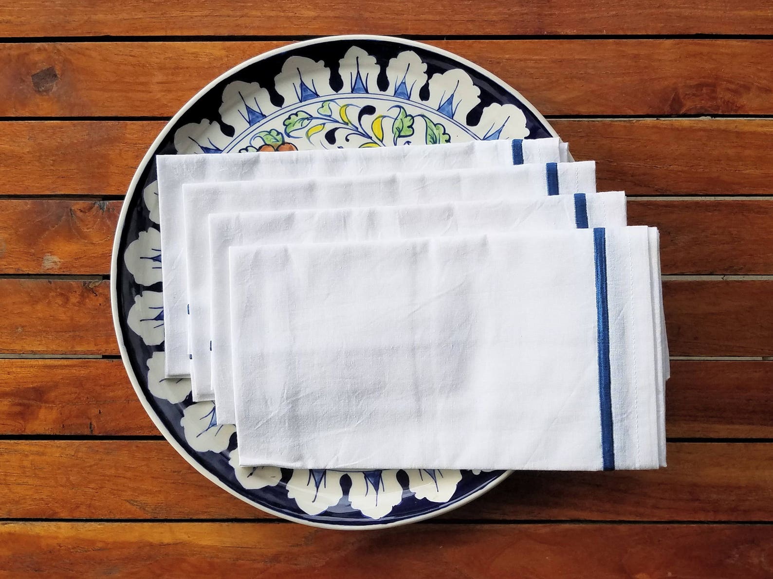 White cotton napkins embroidered with a blue border - set of 4