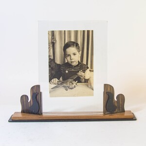 Art-Deco-Bilderrahmen | Gebogenes Glas | Holzsockel