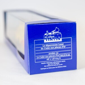 Puede incluir: Caja azul con una ventana de pl&aacute;stico transparente que muestra un coche de juguete rojo, blanco y amarillo. La caja tiene texto en franc&eacute;s que dice "en voiture Tintin" y "La d&eacute;panneuse Luxor du Crabe aux pinces d'or ann&eacute;es 30 Le Crabe aux pinces d'or [1953] p.44 r&eacute;f 2 118 024 A Mod&egrave;le r&eacute;duit pour collectionneur adulte. Tenir hors de port&eacute;e des enfants de moins de 14 ans. Fabriqu&eacute; en Chine pour les Editions Atlas".