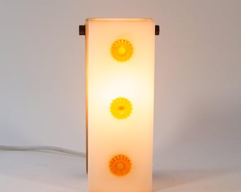 Lámpara de pared de estilo futurista | Acrílico blanco | Detalle naranja | Estilo vintage de los años 60