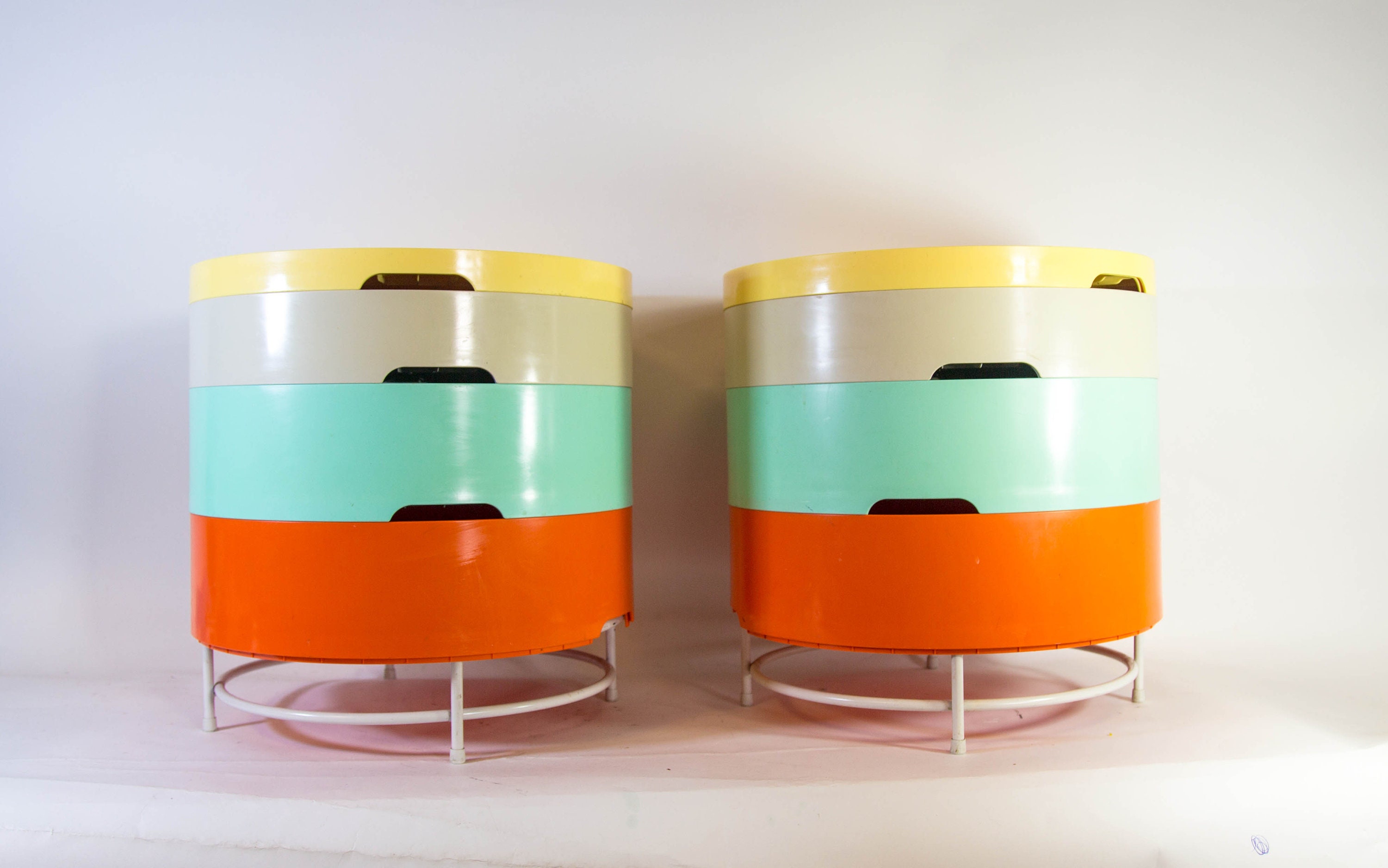 カラフルなサイドテーブル | 写真 カラフルなサイドテーブルIKEA