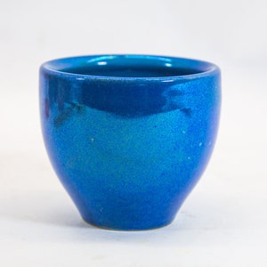 Könnte beinhalten: Eine kleine, blaue Keramiktasse mit einem gesprenkelten Überzug.