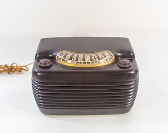 Philco tube radio | Streamline design | Bakelite | 110V | AM Radio | Vintage 40's