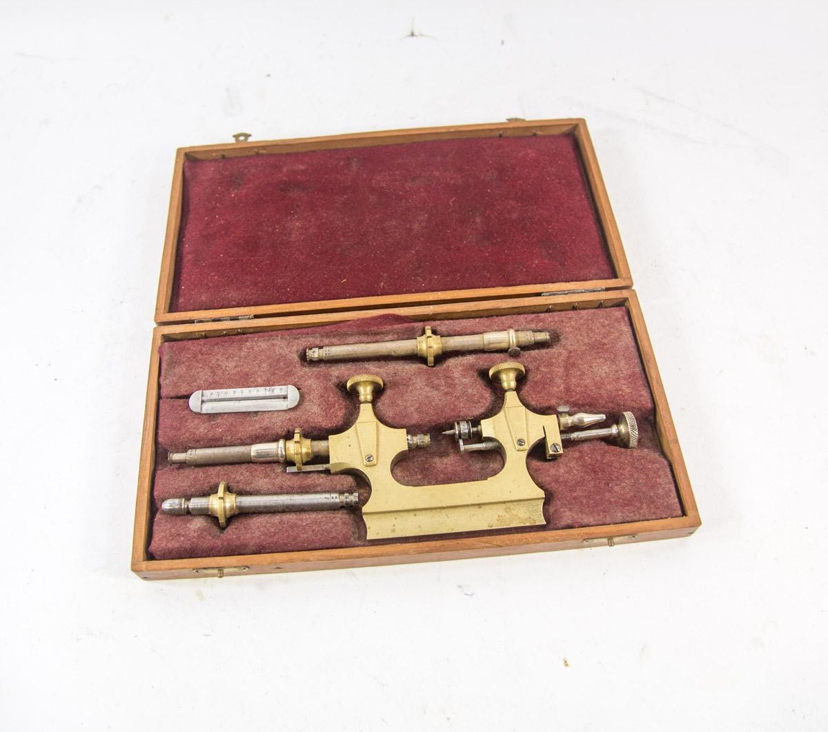 Anciens Outils D'horloger - Lot De Couronnes 4,5 Et 5 Mm, Pas 90/100, Occasion