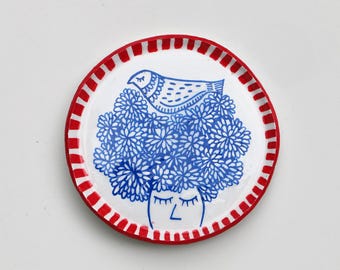 Plato de arcilla pintado a mano, decoración de pared de arte popular con mujer, corona de flores y pájaro.