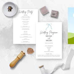 Può includere: Set di cancelleria per matrimoni con una lista degli invitati e un programma. Il programma include i nomi di Nicole e Micah e la data 09.14.2024. Sono inclusi anche un portagioie, un sigillo di cera e un timbro.