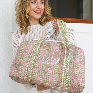 Week-end brodé demoiselle d'honneur | Fourre-tout de voyage matelassé personnalisé | Cadeau nuptiale imprimé bloc | Sac de voyage à motif floral monogrammé