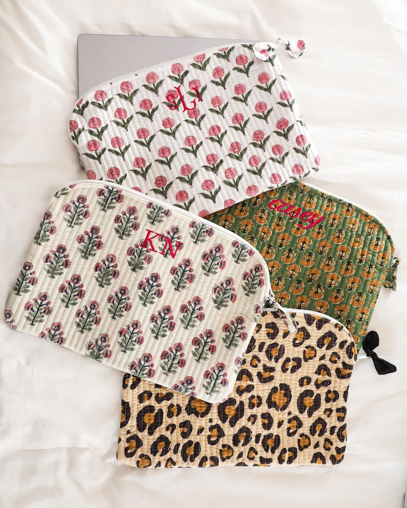 Funda personalizada para portátil, iPad o MacBook con estampado de bloques / Regalo para damas de honor / Bolsa para ordenador bordada a medida / Bolsa organizadora de dispositivos electrónicos imagen 1