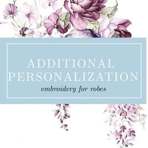 Puede incluir: Un rectángulo azul claro con el texto "PERSONALIZACIÓN ADICIONAL bordado para batas". El rectángulo está rodeado por una ilustración de acuarela de flores moradas.