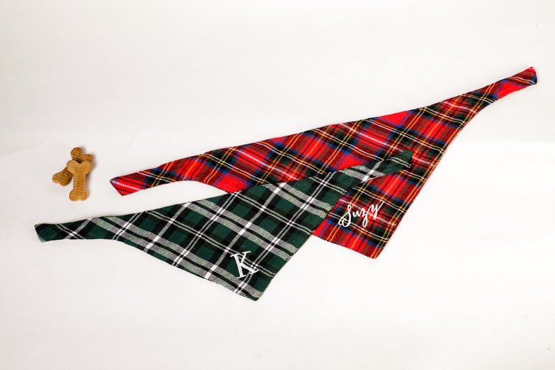 Pu&ograve; includere: Due bandane per cani a quadri, una rossa e nera e una verde e nera. La bandana rossa ha il nome "Suzy" ricamato, e la bandana verde ha la lettera "K" ricamata.