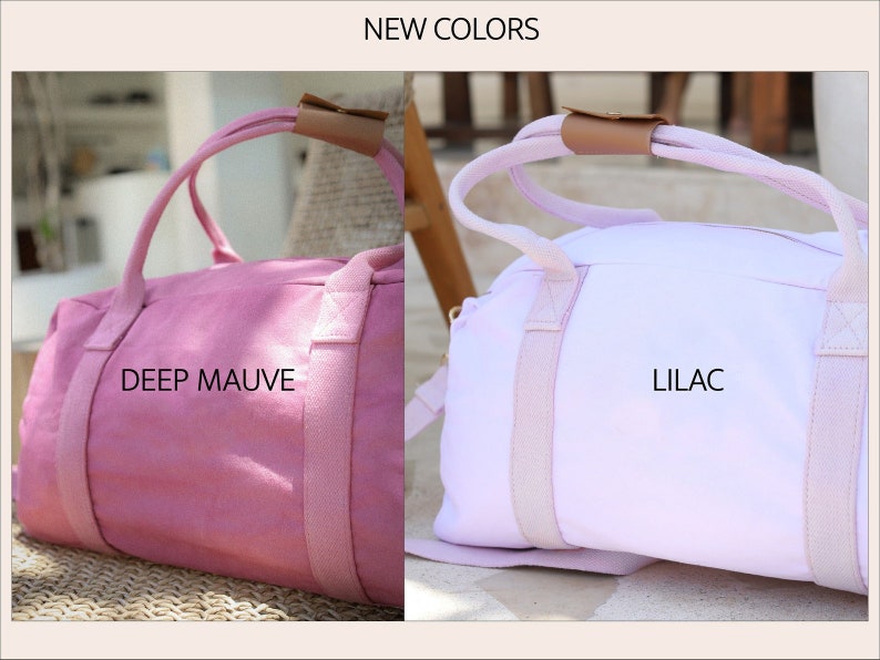 K&ouml;nnte beinhalten: Zwei Canvas-Sporttaschen, eine in tiefem Mauve und eine in Lila. Beide Taschen haben einen braunen Ledergriff und wei&szlig;e Riemen.