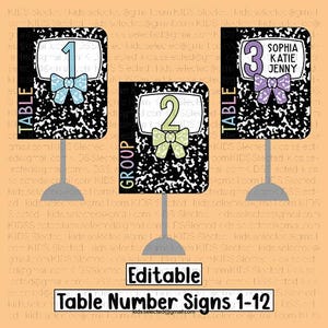 Könnte beinhalten: Drei rechteckige Tischschilder mit schwarz-weißem Notizbuchmuster, jeweils mit einer farbigen Schleife, einer Nummer und einem Ständer. Die Schilder zeigen den Text TABLE 1, GROUP 2 und TABLE 3 mit den Namen Sophia, Katie und Jenny.
