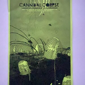 Puede incluir: Cartel de concierto verde y negro para Cannibal Corpse. El cartel presenta el nombre de la banda en la parte superior, con los detalles del evento debajo. El diseño incluye formas y líneas abstractas en un tono verde oscuro.
