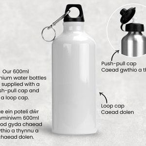 K&ouml;nnte beinhalten: Eine wei&szlig;e 600 ml Aluminium-Wasserflasche mit einem schwarzen Push-Pull-Verschluss und einem schwarzen Schlaufenverschluss. Die Flasche ist mit beiden Verschl&uuml;ssen offen dargestellt. Der Text "Our 600ml aluminium water bottles are supplied with a push-pull cap and a loop cap. Mae ein poteli dŵr alwminiwm 600ml yn dod gyda chaead gwthio a thynnu a chaead dolen." ist auf dem Hintergrund gedruckt.
