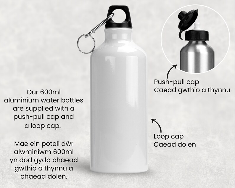 K&ouml;nnte beinhalten: Eine wei&szlig;e 600 ml Aluminium-Wasserflasche mit einem schwarzen Push-Pull-Verschluss und einem schwarzen Schlaufenverschluss. Die Flasche ist mit beiden Verschl&uuml;ssen offen dargestellt. Der Text "Our 600ml aluminium water bottles are supplied with a push-pull cap and a loop cap. Mae ein poteli dŵr alwminiwm 600ml yn dod gyda chaead gwthio a thynnu a chaead dolen." ist auf dem Hintergrund gedruckt.
