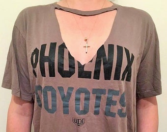 VINTAGE PHOENIX COYOTES - Arizona Coyotes - Super Soft Choker Neck V Neck T-Shirt - Go Coyotes!!!!