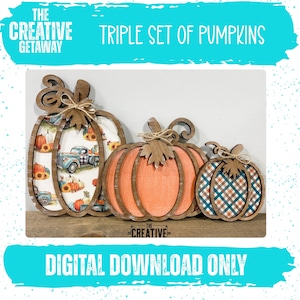 Puede incluir: Un juego triple de calabazas de madera con diseños decorativos. La calabaza más grande presenta una impresión de un camión y calabazas. La calabaza del medio es naranja y la más pequeña tiene un patrón de cuadros. El texto "DIGITAL DOWNLOAD ONLY" está en la parte inferior.