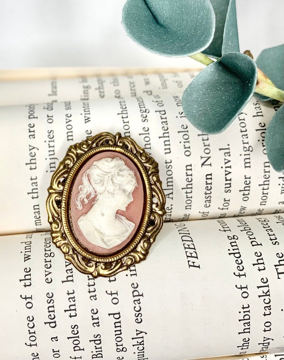 Vintage cameo button clip