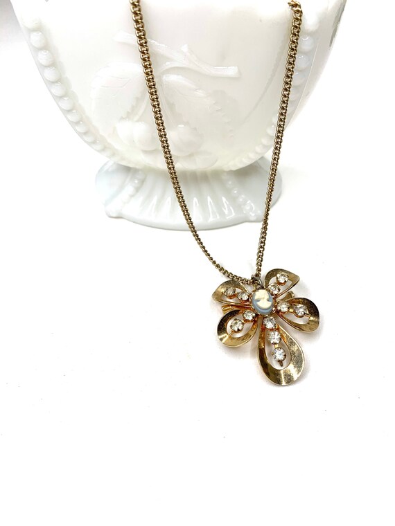 Pretty Cameo Necklace Gift for Mom, Vintage Jewel… - image 1
