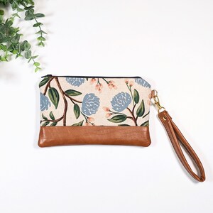 Bracelet bleu pivoine Rifle Paper Co : petit sac, pochette bracelet, cadeau de demoiselle d&#39;honneur, bracelet pour téléphone, sac à fleurs