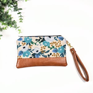 Bracelet Les Fleurs bleu pour Rifle Paper Co : petit sac, pochette bracelet, cadeau de demoiselle d&#39;honneur, bracelet pour téléphone, sac à fleurs