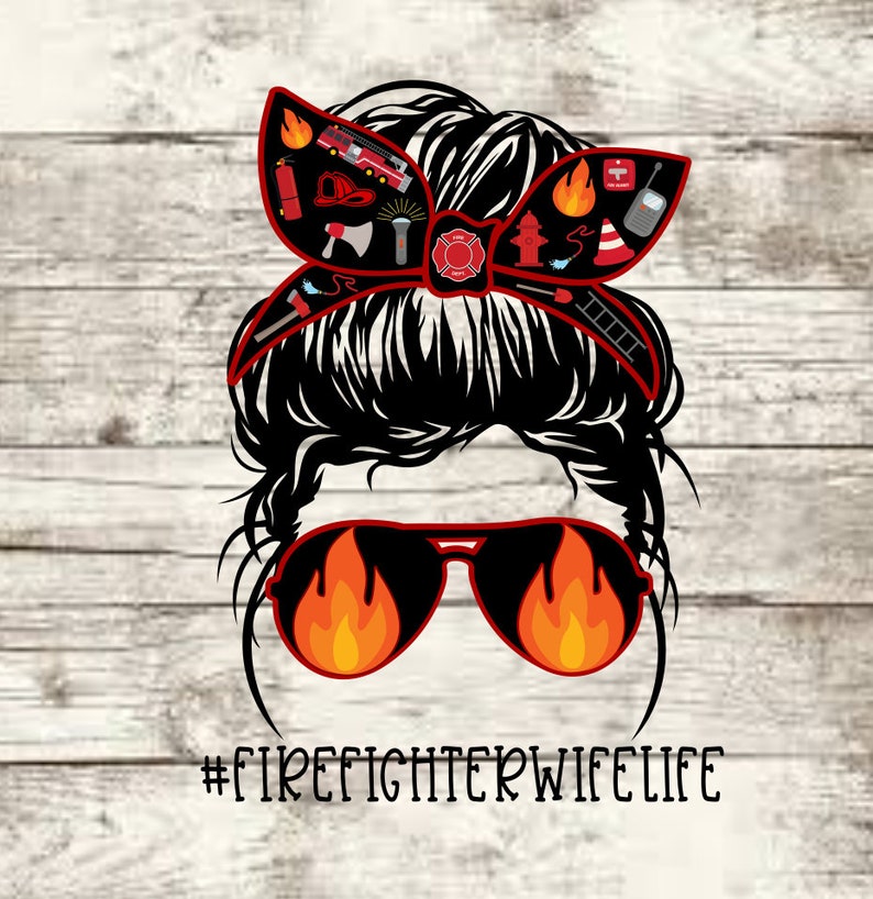 Pode incluir: Silhueta preta e branca de uma mulher com um coque desarrumado, usando &oacute;culos de sol com chamas dentro das lentes. O coque &eacute; decorado com uma bandana vermelha com &iacute;cones de bombeiros. O texto "#FIREFIGHTERWIFELIFE" est&aacute; abaixo da imagem.