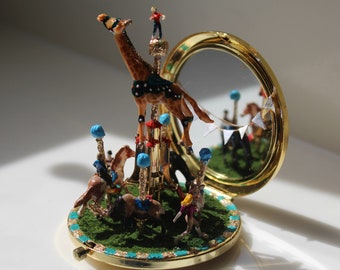 Miniatuur Diorama Fantasy World Compact Mirror Tiny Carousel: De cirkel van het leven