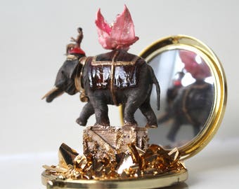 Miniatuurolifantdiorama: handgeschilderde compacte fantasiespiegel