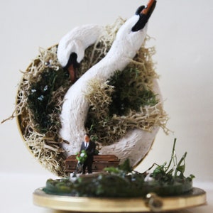 Fabriqué sur commande - Diorama miniature Fantasy Tiny Swans Micro World Compact Mirror: Une cérémonie secrète