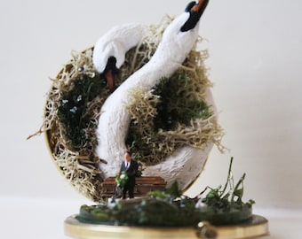 Op bestelling gemaakt - Miniatuur Diorama Fantasy Tiny Swans Micro World Compact Mirror: A Secret Ceremony