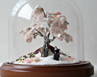 Handgemaakt miniatuurdiorama: Michael en Lucifer in glazen koepel