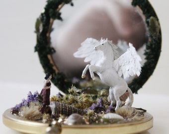 Compacte Pegasus Diorama-spiegel: handgemaakte Fantasy Micro World