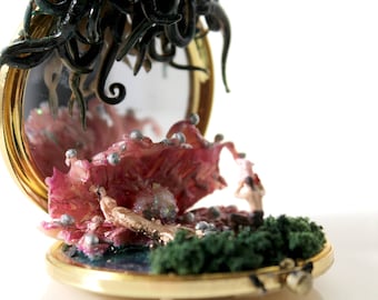 Handgemaakte miniatuur compacte dioramaspiegel: fantasie-octopussprookje