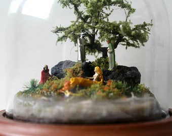 Fantasiesprookjesdiorama: miniatuurwereld in glazen koepel