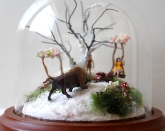 Miniatuur sprookjesdiorama: glazen koepel 'A Beast of Gold'