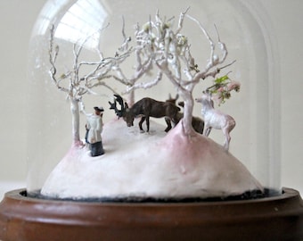 Miniatuur hertendiorama: fantasieglazen koepelstolp