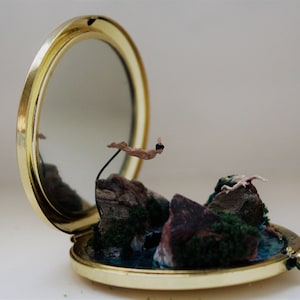Handcrafted Mermaid Diorama Compact Mirror: A Siren&#39;s Cry