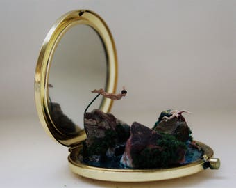 Handgemaakte compacte zeemeermindioramaspiegel: A Siren's Cry