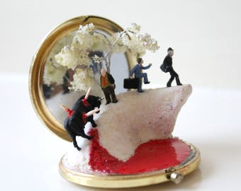 Miniatuur Diorama Fantasy Fairytale Micro World Compacte Spiegel Tiny Bull: Het rennen van gerimpelde pakken