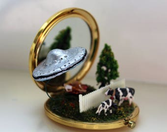 Op bestelling gemaakt - Miniatuur Diorama Fantasy World Compact Mirror Tiny UFO: Picknick voor drie