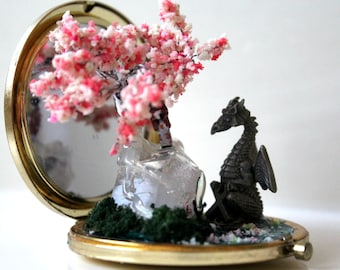 Op bestelling gemaakt - Miniatuur Diorama Fantasy World Compact Mirror Tiny Dragon: The Geisha's Guardian