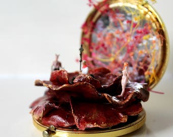 Handgemaakte miniatuur duivelsdiorama: compacte fantasiespiegel