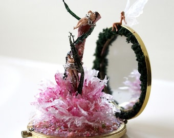 Miniatuur Diorama Fantasy Fairytale Micro World Compacte Spiegel Tiny Fairy: De reiniging van de goddelozen